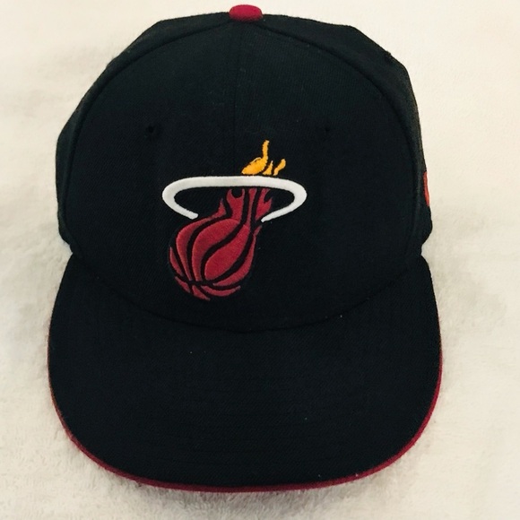 New Era's NBA Miami Heat Fitted Size 7 Black and Maroon Basketball Wool Cap - Picture 15 of 16